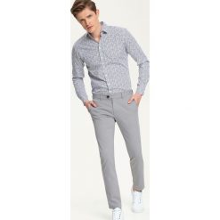 KOSZULA DŁUGI RĘKAW MĘSKA SLIM FIT. Koszule marki TOP SECRET. W wyprzedaży za 59.99 zł.