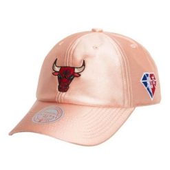 Czapka Chicago Bulls. Czerwone czapki z daszkiem Mitchell & Ness, bez wzorów. Za 206.50 zł.