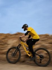 4F Spodnie dresowe męskie - czarne L. Czarne spodnie materiałowe 4F, na co dzień, l, bez wzorów, z dresówki. Za 159.99 zł.