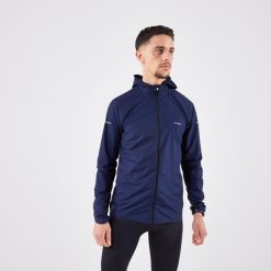 Kurtka do biegania w terenie wiatrówka męska Kiprun Run 900 Wind. Niebieskie kurtki KIPRUN, l, bez wzorów, z materiału, bez kaptura. Za 149.99 zł.