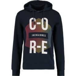 Jack & Jones JCOPHLAKE REGULAR FIT Bluza z kapturem sky captain. Bluzy z kapturem marki Jack & Jones, m, z bawełny, z kapturem. W wyprzedaży za 134.10 zł.