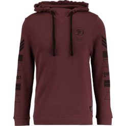 TOM TAILOR DENIM HOODY WITH SLEEVEPRINT Bluza z kapturem scooter red. Bluzy z kapturem marki TOM TAILOR DENIM, m, z bawełny, z kapturem. W wyprzedaży za 152.10 zł.