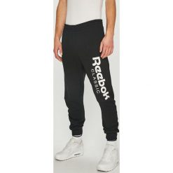 Reebok Classic - Spodnie. Spodnie materiałowe marki Reebok Classic. W wyprzedaży za 199.90 zł.