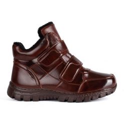 Brązowe wysokie buty zimowe ocieplane na rzepy. Brązowe botki sznurowane na zimę, bez wzorów, bez obcasa, bez zapięcia. Za 166.74 zł.