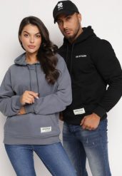 Czarna Bluza Wykończona Polarem z Kieszonką i Nadrukiem na Tyle Lilles. Czarne bluzy Born2be, l, bez wzorów, z polaru, z kapturem. W wyprzedaży za 84.99 zł.