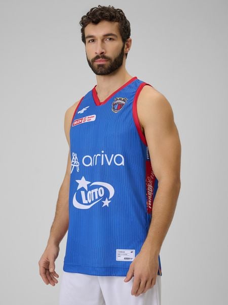 4F Koszulka meczowa replika wyjazdowa z sezonu 2025/26 męska 4F x Twarde Pierniki - granatowa L. Niebieskie bezrękawniki 4F, l, bez wzorów, z materiału, bez kołnierzyka, bez ramiączek. Za 219.99 zł.