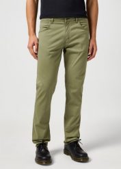 MESKIE SPODNIE WRANGLER GREENSBORO DUSTY OLIVE 112362347. Zielone spodnie materiałowe Wrangler, l, bez wzorów, z materiału. Za 219.99 zł.