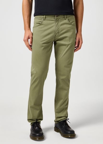 MESKIE SPODNIE WRANGLER GREENSBORO DUSTY OLIVE 112362347. Zielone spodnie materiałowe Wrangler, l, bez wzorów, z materiału. Za 219.99 zł.