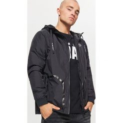 Kurtka z nadrukiem - Czarny. Kurtki marki Under Armour. W wyprzedaży za 99.99 zł.