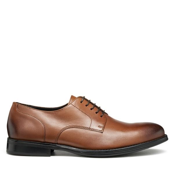 Półbuty Geox. Brązowe eleganckie półbuty Geox, bez wzorów, bez obcasa, bez zapięcia. Za 419.99 zł.