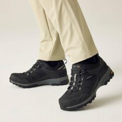 Buty męskie trekkingowe niskie z membraną Regen Vibram. Czarne trekkingi Regatta, bez wzorów, z gumy, bez zapięcia. Za 449.99 zł.