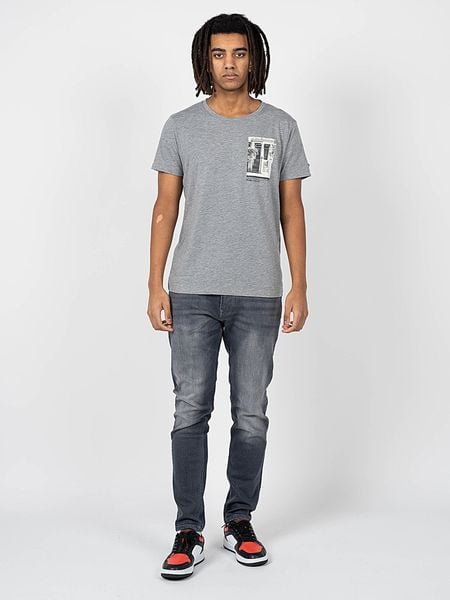 Pepe Jeans T-shirt "Tide" | PM508528 | Tide | Mężczyzna | Szary. Szare t-shirty Pepe Jeans, m, z aplikacjami, z bawełny, bez kołnierzyka, bez ramiączek. W wyprzedaży za 99.00 zł.
