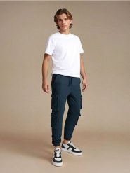 Spodnie jogger cargo - green spruce. Zielone joggery i bojówki Sinsay, l, bez wzorów. Za 79.99 zł.