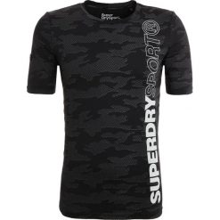 Superdry ATHLETIC Tshirt z nadrukiem black/reflective camo. T-shirty marki Superdry. W wyprzedaży za 126.75 zł.