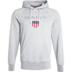 GANT SHIELD HOODIE Bluza z kapturem grey melange. Bluzy marki GANT. Za 419.00 zł.