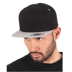 Klasyczna 5panelowa Czapka Z Daszkiem. Czarne czapki z daszkiem FLEXFIT, bez wzorów, z bawełny. Za 65.99 zł.