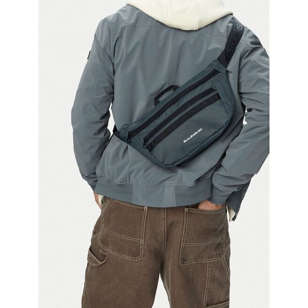 Nerka Quiksilver. Zielone saszetki i nerki Quiksilver, bez wzorów. Za 59.99 zł.