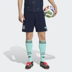 Spodenki wyjazdowe Niemcy 26. Niebieskie krótkie spodenki sportowe Adidas, s, bez wzorów, z materiału. Za 239.00 zł.