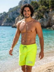 Szorty kąpielowe z neonowej tkaniny typu shell z napisem - zielony. Zielone krótkie spodenki sportowe Sinsay, l, bez wzorów, z tkaniny. Za 29.99 zł.