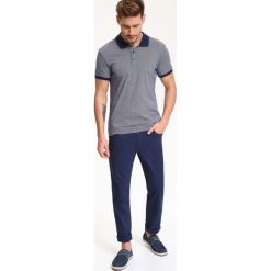 T-SHIRT MĘSKI POLO ZE STRUKTURALNEJ DZIANINY. Koszulki polo sportowe marki TOP SECRET. W wyprzedaży za 29.99 zł.