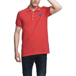 Koszulka polo w kolorze jasnoczerwonym. Czerwone koszulki polo sportowe marki Camel Active, Varsity, polo. W wyprzedaży za 72.95 zł.