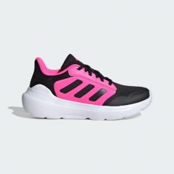 Buty Tensaur Run 2.0. Czarne buty do biegania Adidas, bez wzorów, z materiału, bez zapięcia, na jogę i pilates. W wyprzedaży za 153.15 zł.