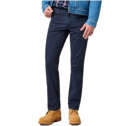 WRANGLER MĘSKIE SPODNIE MATERIAŁOWE TEXAS DARK NAVY 112356791 W121012239. Niebieskie spodnie materiałowe Wrangler, l, bez wzorów, z materiału. Za 229.99 zł.