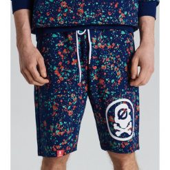 Dresowe szorty z nadrukiem - Granatowy. Krótkie spodenki sportowe marki Cropp. Za 79.99 zł.