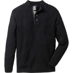 Sweter ze stójką Regular Fit bonprix czarny. Swetry nierozpinane marki bonprix. Za 79.99 zł.