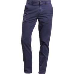 BOSS CASUAL SCHINO Chinosy dark blue. Eleganckie spodnie BOSS CASUAL. W wyprzedaży za 399.20 zł.