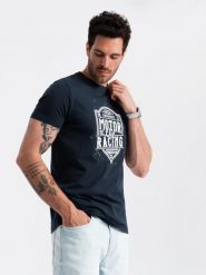 T-shirt męski z nadrukiem w stylu motocyklowym – granatowy V4 OM-TSPT-0125 - L. Niebieskie t-shirty Ombre Clothing, l, bez wzorów, z bawełny, bez kołnierzyka, bez ramiączek. W wyprzedaży za 39.99 zł.