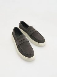 Skórzane trampki - ciemnoszary. Szare trampki Reserved, bez wzorów, bez zapięcia. Za 169.99 zł.