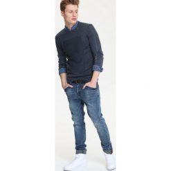 SWETER DŁUGI RĘKAW MĘSKI. Swetry nierozpinane marki TOP SECRET. W wyprzedaży za 59.99 zł.