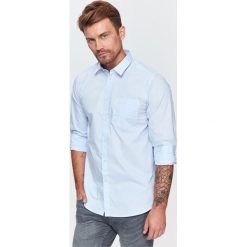 KOSZULA MĘSKA O REGULARNYM KROJU Z NADRUKIEM. Koszule marki TOP SECRET. W wyprzedaży za 39.99 zł.