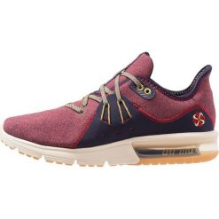 Nike Performance AIR MAX SEQUENT 3 PREMIUM VARSITY Obuwie do biegania treningowe red crush/wheat gold/blackened blue/light cream/university red. Buty do biegania marki Nike Performance. Za 459.00 zł.