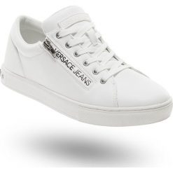 SNEAKERSY VERSACE JEANS. Białe buty sportowe casual Versace Jeans, z aplikacjami, z gumy, bez zapięcia. Za 461.30 zł.