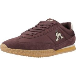 Buty LE COQ SPORTIF VELOCE Bordeaux. Czerwone buty trekkingowe le coq sportif, bez wzorów, z tkaniny, bez zapięcia. Za 204.99 zł.