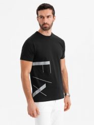 Męska koszulka z bawełnianego jerseyu z dużym bocznym napisem – czarna V1 OM-TSPT-0213 - XXL. Czarne t-shirty Ombre Clothing, l, z aplikacjami, z bawełny, bez kołnierzyka, bez ramiączek. Za 59.99 zł.