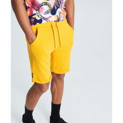 Dresowe szorty basic - Żółty. Krótkie spodenki sportowe marki Cropp. Za 39.99 zł.
