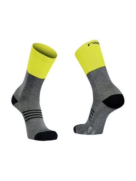 Skarpety rowerowe NORTHWAVE EXTREME PRO HIGH SOCK. Szare skarpety Northwave, bez wzorów, z wełny. Za 72.00 zł.