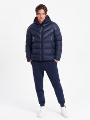 Nowoczesna pikowana męska kurtka z łączonych materiałów – granatowa V2 OM-JAHP-0145 - XXL. Niebieskie kurtki Ombre Clothing, l, bez wzorów, z materiału, bez kaptura. W wyprzedaży za 169.99 zł.