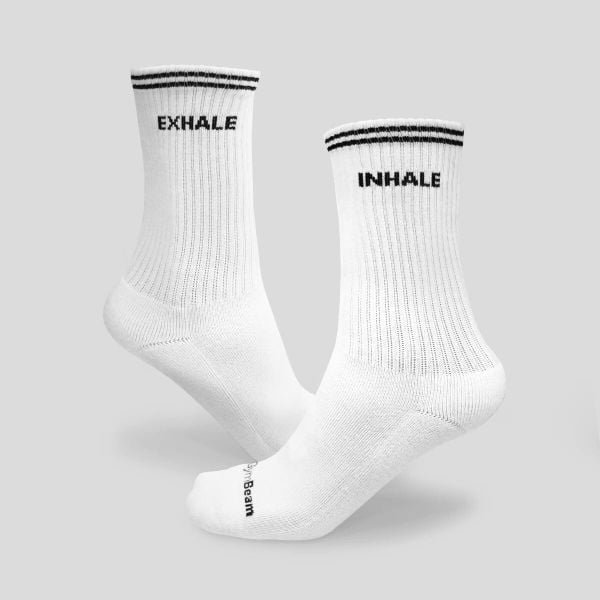 Skarpety unisex fitness bezszwowe Breathe. Białe skarpety GYMBEAM, bez wzorów, z bawełny. Za 17.90 zł.
