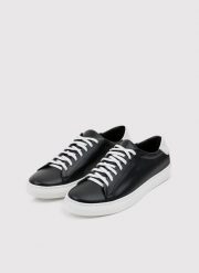 PAKO LORENTE – Skórzane czarne sneakersy męskie z białą wstawką. Białe buty sportowe casual Pako Lorente, bez wzorów, ze skóry, bez zapięcia. Za 279.99 zł.