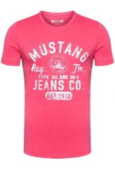 MUSTANG T SHIRT MUSTANG T SHIRT Print Tee CLARET RED 1007520 8213. Czerwone t-shirty Mustang, m, bez wzorów, bez kołnierzyka, bez ramiączek. W wyprzedaży za 39.99 zł.