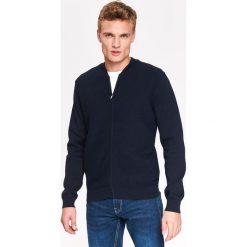 KARDIGAN MĘSKI TYPU BOMBER Z GRUBEJ DZIANINY W PRĄŻEK. Swetry rozpinane marki TOP SECRET. W wyprzedaży za 59.99 zł.