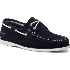 Mokasyny TOMMY HILFIGER - Classic Suede Boatshoe FM0FM02112 Midnight 403. Niebieskie mokasyny Tommy Hilfiger, bez wzorów, z materiału, bez obcasa, bez zapięcia. W wyprzedaży za 269.00 zł.