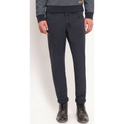 SPODNIE DŁUGIE MĘSKIE ZWĘŻANE, CHINOSY, KLASYCZNE. Eleganckie spodnie marki TOP SECRET. W wyprzedaży za 39.99 zł.