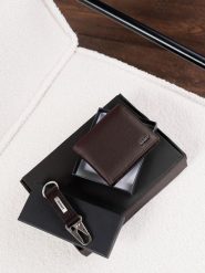 Prezentowy zestaw męskich skórzanych akcesoriów w kolorze brązowym – portfel i brelok – Z106 - uniwersalny. Brązowe portfele Ombre Clothing, bez wzorów, z materiału. Za 125.99 zł.