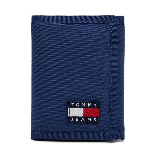 Portfel Tommy Jeans. Niebieskie portfele Tommy Jeans, bez wzorów, z jeansu. Za 109.99 zł.