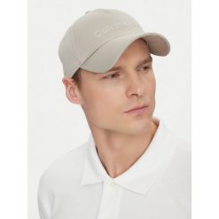 Czapka z daszkiem Calvin Klein. Brązowe czapki z daszkiem CALVIN KLEIN, bez wzorów. Za 109.99 zł.